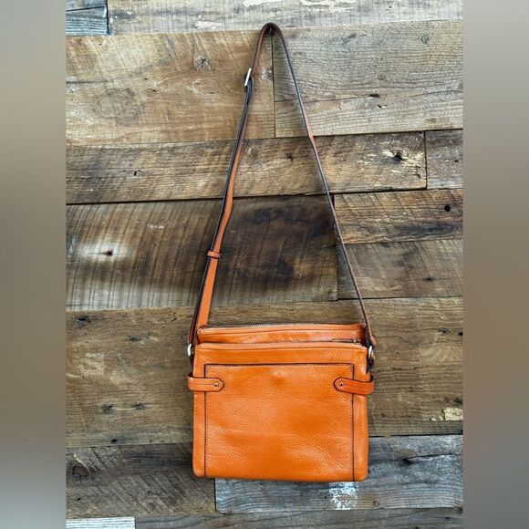 π§‘β Bright Rich Orange Pebbled Leather Crossbody Bag π§‘
Lots of pockets - Picture 2 of 16